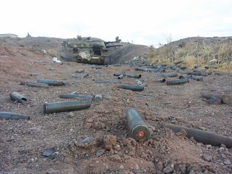 Một xe phòng không tự hành Shilka quân đội Syria đang xả đạn vào phiến quân ở ngoại ô Damascus