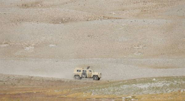 Xe thiết giáp EQ 2050F Trung Quốc trên vùng đồi núi biên giới Afghanistan