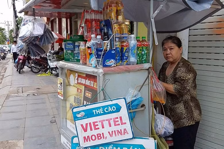 Một người bán SIM thẻ tại Thành phố Hồ Chí Minh. Ảnh: Tan Hui Ye