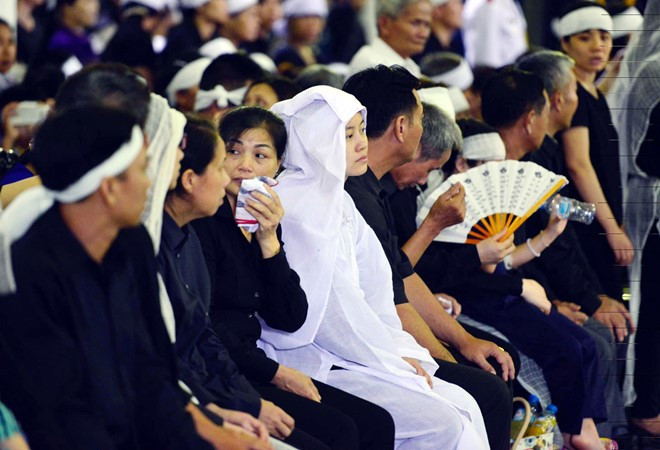 Video: Rớt nước mắt nhìn những em bé ngủ thiếp trong lễ tang cha ảnh 2