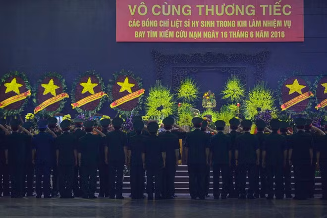 Video: Rớt nước mắt nhìn những em bé ngủ thiếp trong lễ tang cha ảnh 1