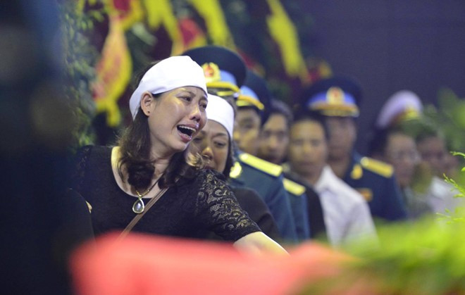 Video: Rớt nước mắt nhìn những em bé ngủ thiếp trong lễ tang cha ảnh 8