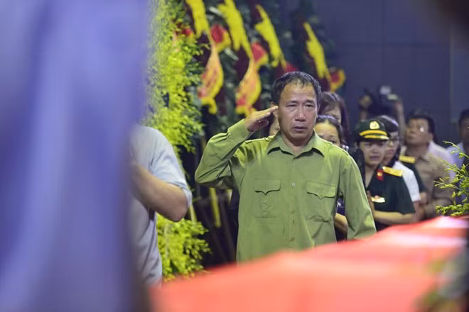 Video: Rớt nước mắt nhìn những em bé ngủ thiếp trong lễ tang cha ảnh 9