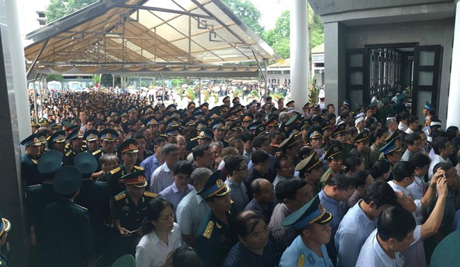 Video: Rớt nước mắt nhìn những em bé ngủ thiếp trong lễ tang cha ảnh 11