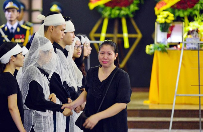 Video: Rớt nước mắt nhìn những em bé ngủ thiếp trong lễ tang cha ảnh 6