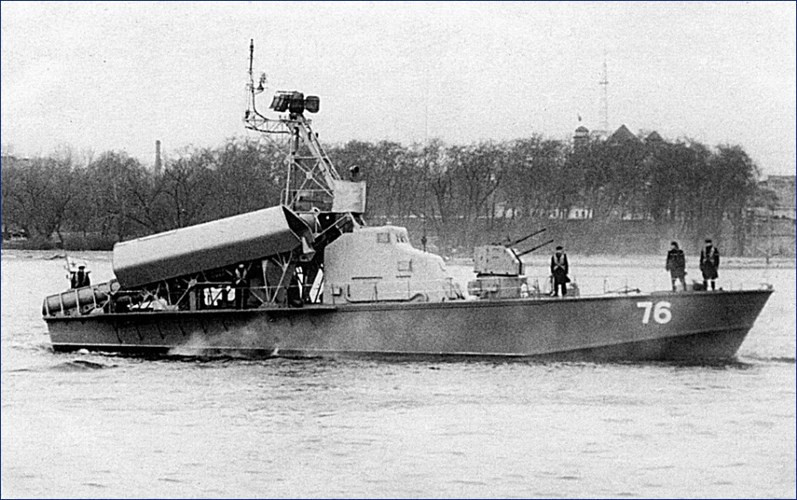 Phiên bản đầu tiên của tên lửa diệt hạm P-15 có cánh cố định trang bị trên tàu tên lửa project 183R lớp Komar có thiết kế là thân hình trụ, mũi tròn, hai cánh tam giác ở giữa hai bên thân và ba đuôi định hướng xếp thành hình tam giác. Ngoài ra nó còn một khoang nhiên liệu rắn để sử dụng trong quá trình tăng tốc. Trong ảnh là tàu chiến lớp Kormar của Hải quân Ai Cập. Nguồn ảnh: ShipSpotting