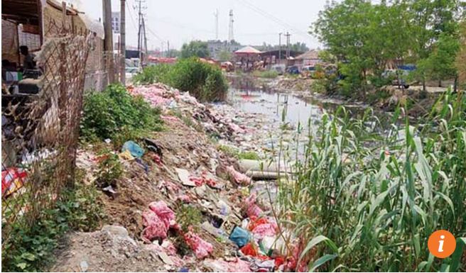 Núi rác thải ven hồ