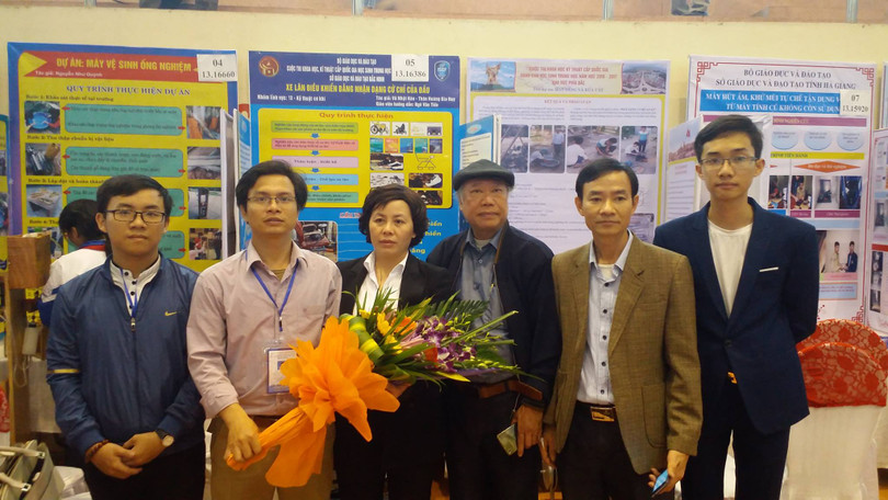 Lãnh đạo nhà trường mừng thày trò đoạt giải cao