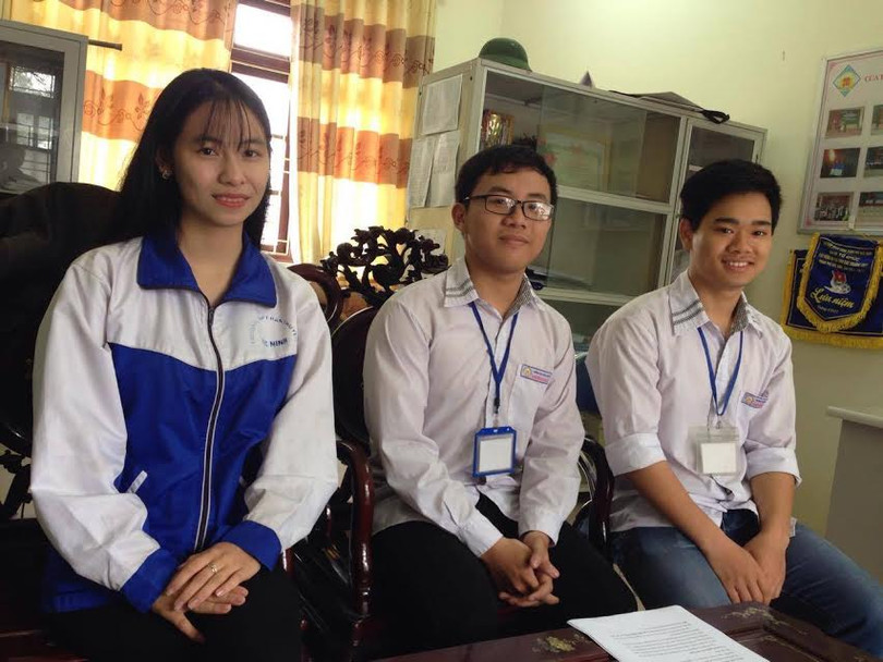 Vũ Nhật Hào (đeo kính) và các bạn cùng lớp