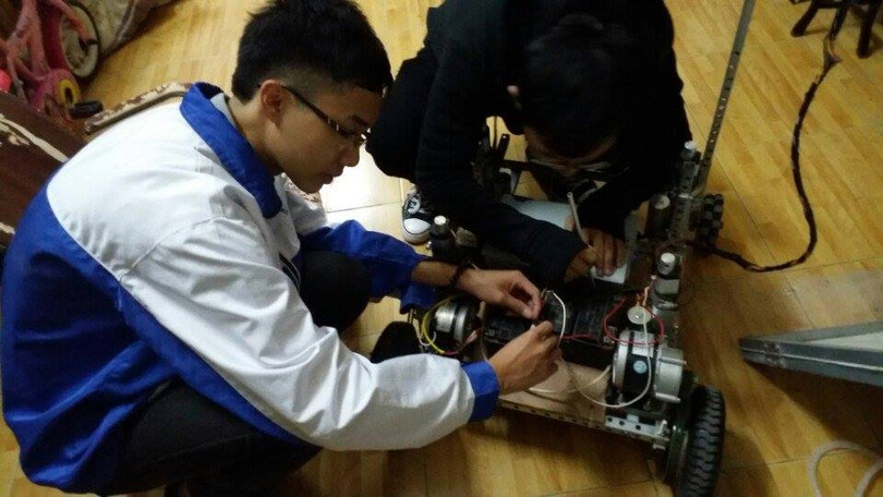 Hào và Huy lắp ráp mạch điện cho xe