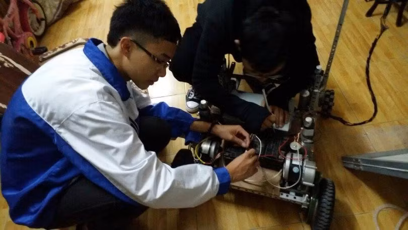 Hào và Huy lắp ráp mạch điện cho xe