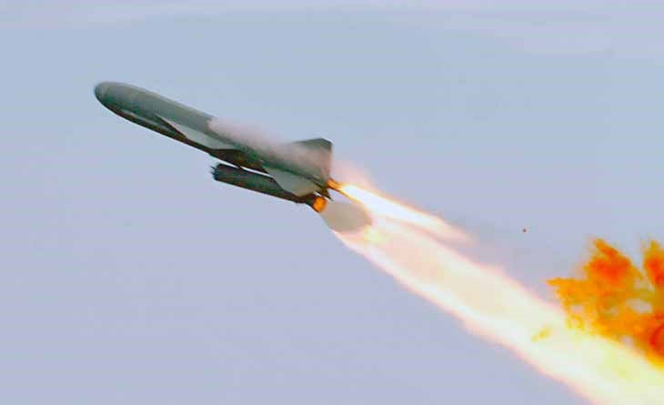 Ngay sau khi tiếp nhận tàu lớp Komar - đây là những chiến hạm được đánh giá là đáng gờm nhất khi đó, và ngay lập tức được biên chế cho Trung đoàn 172 sau này thành Lữ đoàn 172 bảo vệ Vịnh Bắc Bộ. Năm 1975, Quân chủng Hải quân đã điều biên đội 3 tàu Komar vào phía Nam làm nhiệm vụ uy hiếp hải quân VNCH, gây hoang mang buộc chúng không thể thực hiện yểm trợ hỏa lực cho quân trên bộ. Nguồn ảnh: Wikipedia