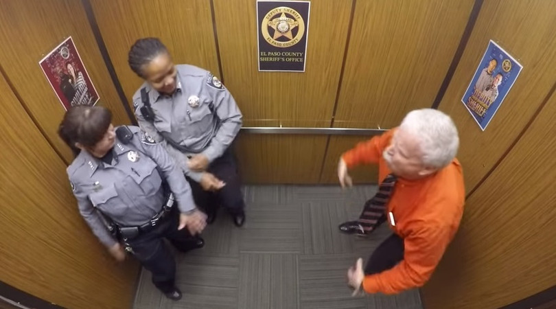 Video: Cảnh sát Mỹ vui vẻ ở đâu?