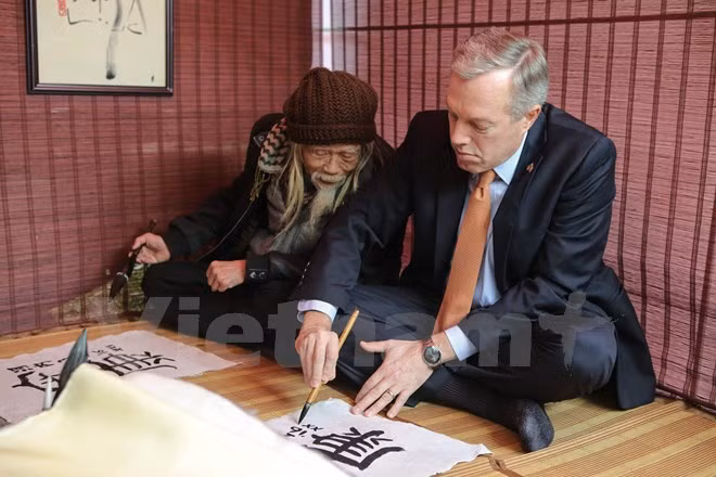 Đại sứ Mỹ vào vai 'ông đồ' viết thư pháp