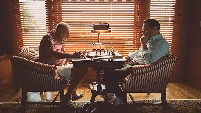 Tỷ phú đầu tư chơi cờ cùng con trai, Brett Icahn. Ảnh: HBO Tỷ phú đầu tư chơi cờ cùng con trai, Brett Icahn. Ảnh: HBO