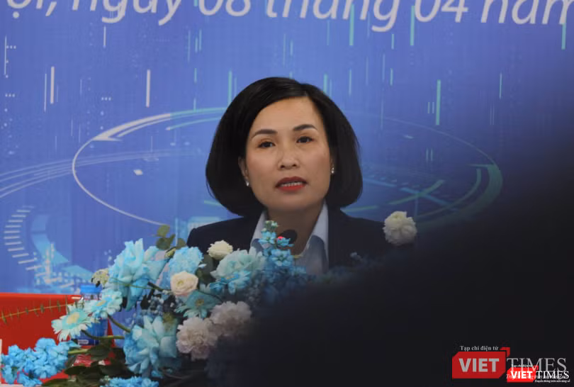 Bà Bùi Thị Thanh Hương - Chủ tịch HĐQT NCB - trao đổi với cổ đông tại AGM 2023