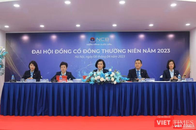 Đoàn chủ tọa tại AGM 2023 của NCB. Từ trái qua phải: bà Trịnh Thanh Mai - Thành viên HĐQT; bà Trương Lệ Hiền - Thành viên HĐQT; bà Bùi Thị Thanh Hương - Chủ tịch HĐQT (Chủ tọa); ông Nguyễn Đình Tuấn - Phó Tổng giám đốc thường trực; và bà Hoàng Thu Trang - Thành viên HĐQT kiêm Phó Tổng giám đốc