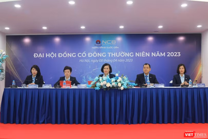 Đoàn chủ tọa tại AGM 2023 của NCB. Từ trái qua phải: bà Trịnh Thanh Mai - Thành viên HĐQT; bà Trương Lệ Hiền - Thành viên HĐQT; bà Bùi Thị Thanh Hương - Chủ tịch HĐQT (Chủ tọa); ông Nguyễn Đình Tuấn - Phó Tổng giám đốc thường trực; và bà Hoàng Thu Trang - Thành viên HĐQT kiêm Phó Tổng giám đốc Đoàn chủ tọa tại AGM 2023 của NCB. Từ trái qua phải: bà Trịnh Thanh Mai - Thành viên HĐQT; bà Trương Lệ Hiền - Thành viên HĐQT; bà Bùi Thị Thanh Hương - Chủ tịch HĐQT (Chủ tọa); ông Nguyễn Đình Tuấn - Phó Tổng giám đốc thường trực; và bà Hoàng Thu Trang - Thành viên HĐQT kiêm Phó Tổng giám đốc