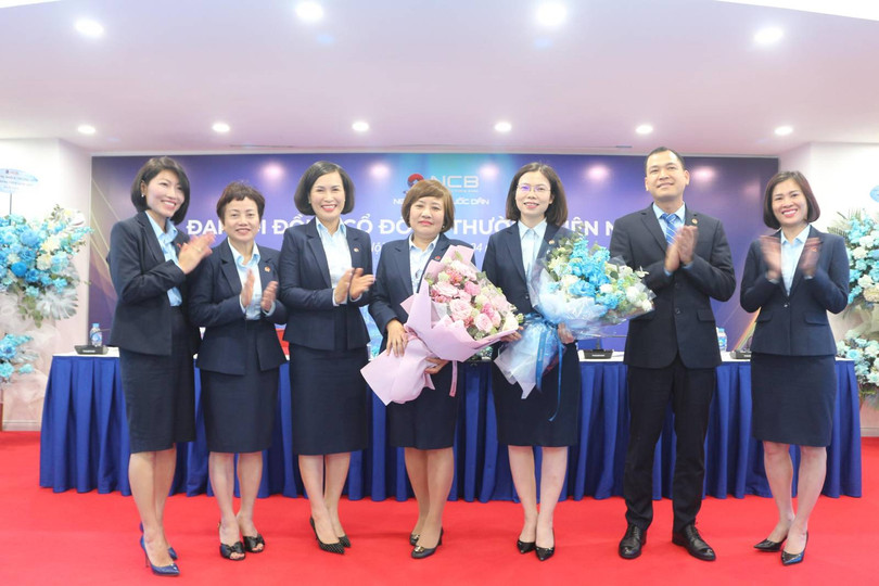 Các thành viên HĐQT NCB chúc mừng hai tân thành viên Ban kiểm soát Các thành viên HĐQT NCB chúc mừng hai tân thành viên Ban kiểm soát