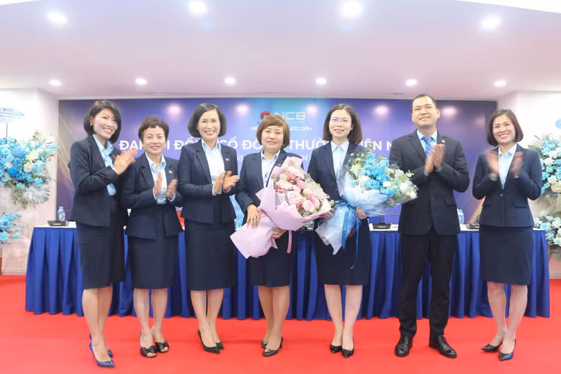 Các thành viên HĐQT NCB chúc mừng hai tân thành viên Ban kiểm soát