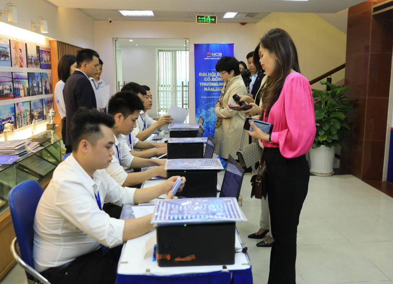 Ban tổ chức chưa công bố túc số. Bộ phận kiểm tra tư cách cổ đông vẫn đang thực hiện các thủ tục “check-in” cho cổ đông. Ban tổ chức chưa công bố túc số. Bộ phận kiểm tra tư cách cổ đông vẫn đang thực hiện các thủ tục “check-in” cho cổ đông.