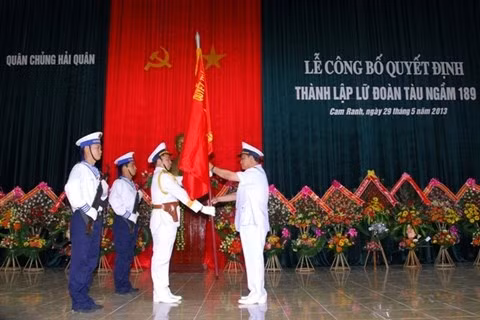 Đô đốc Nguyễn Văn Hiến đã trao Quân kỳ quyết thắng và phát biểu giao nhiệm vụ cho cán bộ, chiến sĩ Lữ đoàn 189.