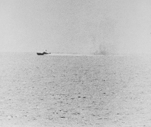 Xuồng phóng lôi 333 thoát ly hải chiến sau khi công kích thành công khu trục hạm USS Maddox.