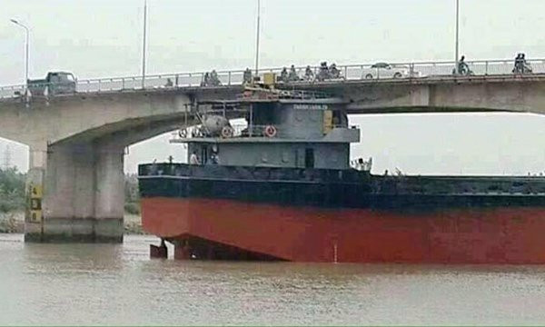 Hiện trường vụ tàu đâm vào cầu An Thái. Ảnh: Báo Giao thông Hiện trường vụ tàu đâm vào cầu An Thái. Ảnh: Báo Giao thông