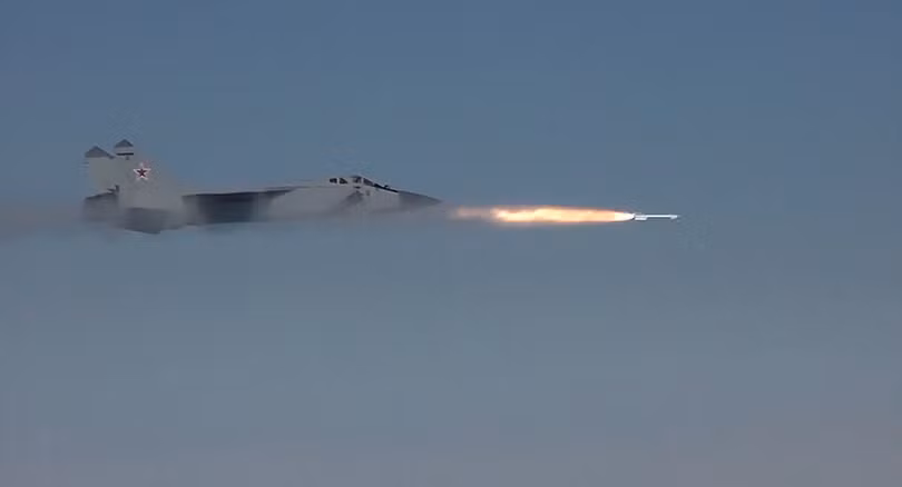 Tiêm kích đánh chặn tầm xa Mig-31 Nga phóng tên lửa diệt mục tiêu trong một cuộc diễn tập