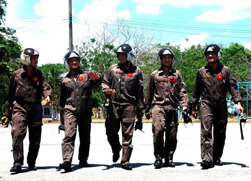 Phi công tiêm kích Việt Nam