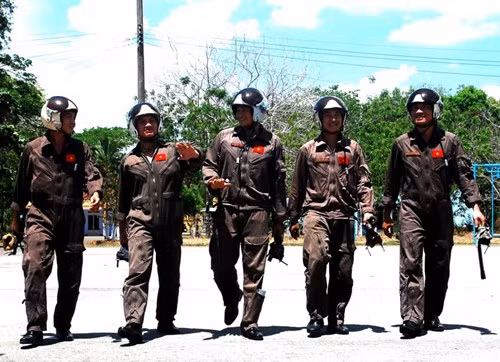 Phi công tiêm kích Việt Nam