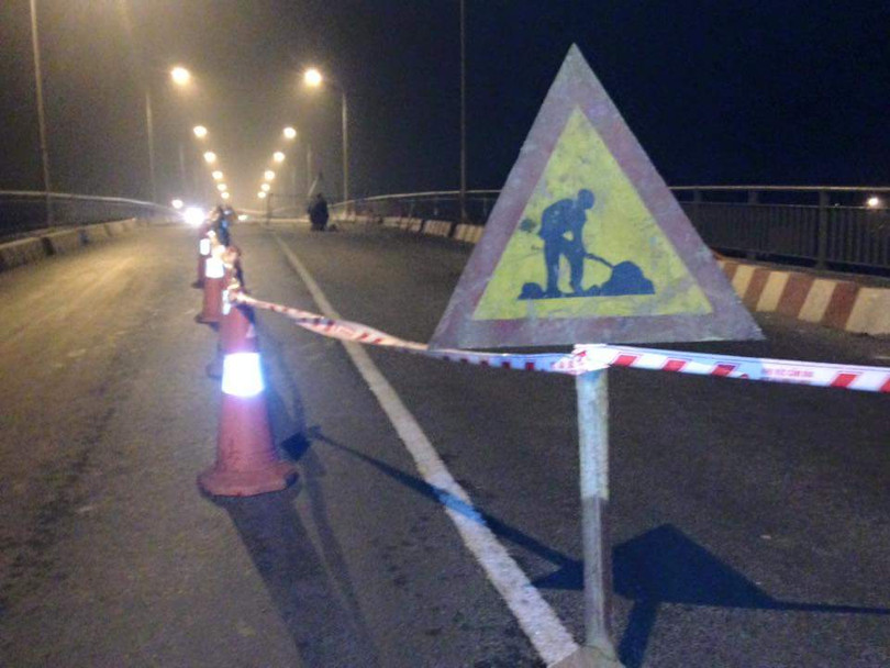 Cầu hỏng buộc lực lượng chức năng phải cấm các phương tiện lưu thông qua cầu. Cầu hỏng buộc lực lượng chức năng phải cấm các phương tiện lưu thông qua cầu.