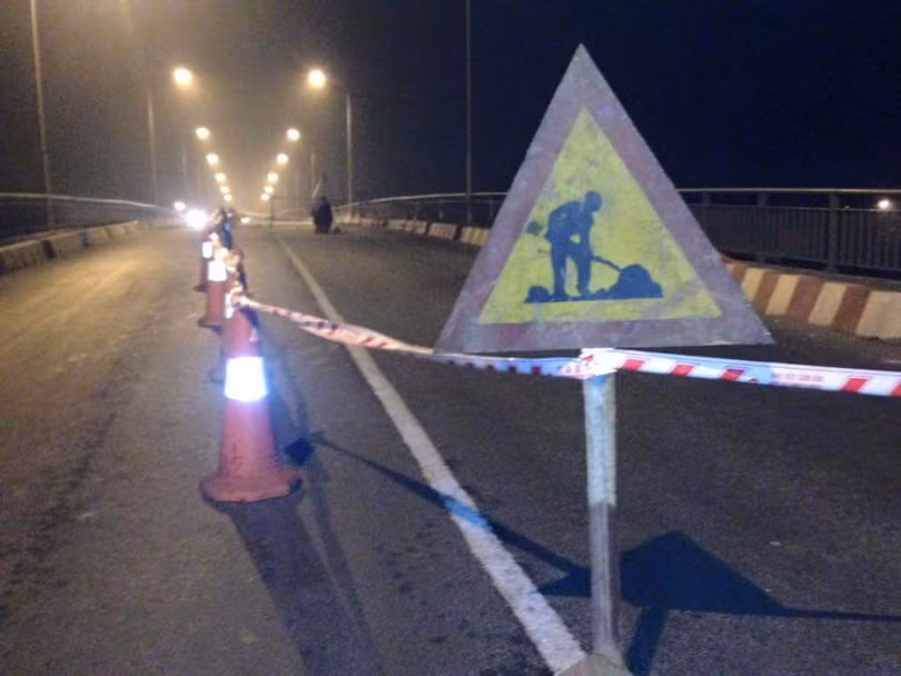 Cầu hỏng buộc lực lượng chức năng phải cấm các phương tiện lưu thông qua cầu.