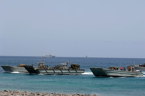 Các xuồng đổ bộ tiếp cận bờ biển. Các xuồng đổ bộ tiếp cận bờ biển.