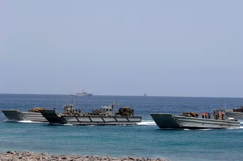 Các xuồng đổ bộ tiếp cận bờ biển.