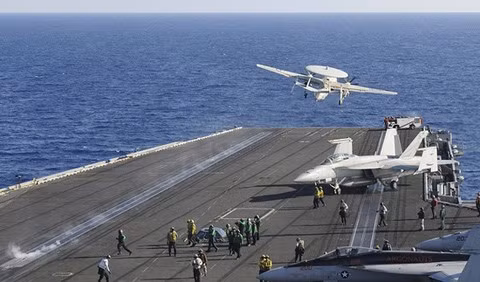 Tàu sân bay USS Nimitz của Mỹ tiến hành diễn tập trên khu vực Biển Đông khi tình hình căng thẳng giữa Trung Quốc và Philippines leo thang. Tàu sân bay USS Nimitz của Mỹ tiến hành diễn tập trên khu vực Biển Đông khi tình hình căng thẳng giữa Trung Quốc và Philippines leo thang.