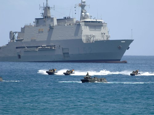 Tàu đổ bộ triển khai tấn công.