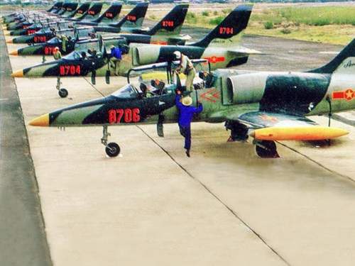 Máy bay huấn luyện L- 39