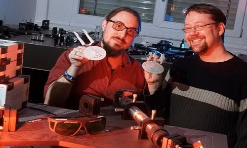 Hai nhà nghiên cứu Alexander Szameit (phải) và Marco Rigotti (trái) tại Đại học Jena, Đức, phát triển thiết bị dịch chuyển tức thời bằng laser. Ảnh: Đại học Jena.