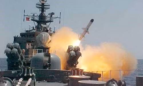 Phóng tên lửa Kh 35 Uran – E trên khinh hạm Molniya.