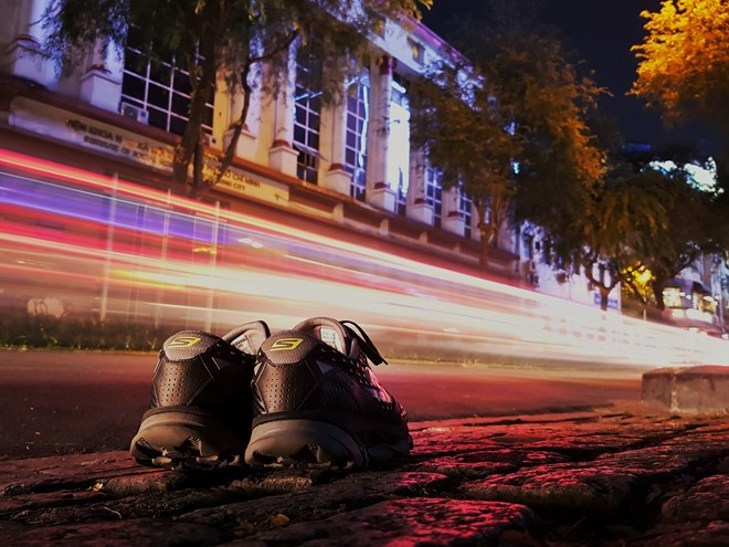 Kết hợp với camera có độ phân giải 12 MP cùng cảm biến kích thước lớn, đạt 1,4 um, các bức ảnh xóa phông được thể hiện một cách rõ nét, không thua kém những chiếc máy ảnh DSLR. Vào ban đêm, chủ thể vẫn được tái hiện đầy đủ chi tiết, ánh sáng ngập tràn, trong khi bokeh tạo ra có hiệu ứng đẹp mắt.