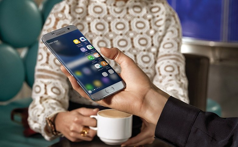 Một số mẫu điện thoại như Galaxy S7 Edge có khả năng chống nước và chống bụi khá tốt