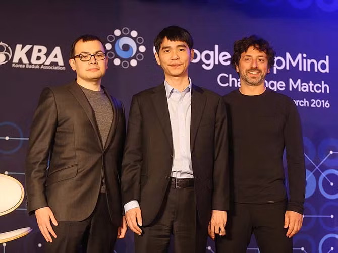 Từ trái qua, Demis Hassabis (CEO của DeepMind), Le Sedol (nhà vô địch cờ vây thế giới) và Sergey Brin (chủ tịch của Alphabet) trong sự kiện AlphaGo thách đấu Le Sedol. Ảnh Business Insider 
