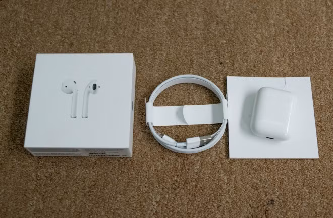 Mẫu tai nghe không dây mới của Apple gồm tai nghe, cáp sạc lightning và sách hướng dẫn.