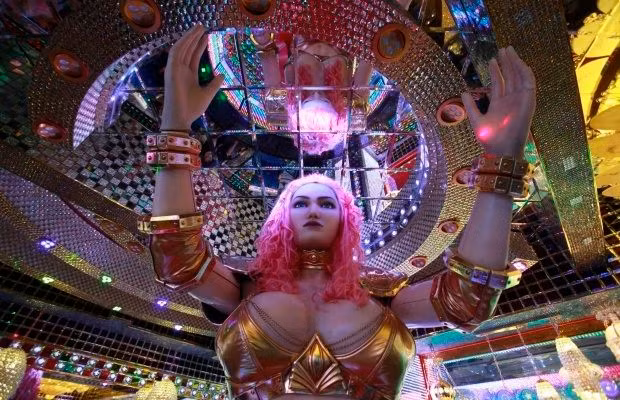 Các vũ công biểu diễn trên những con robot "nữ" khổng lồ.