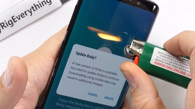 Màn hình của Galaxy S9 chịu được khoảng 20 giây dưới nguồn nhiệt trước khi điểm ảnh hóa trắng. Nguồn: JerryRiggEverything