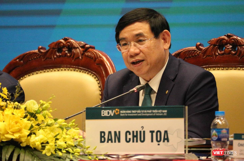 Ông Phan Đức Tú - Chủ tịch HĐQT BIDV - trao đổi với cổ đông