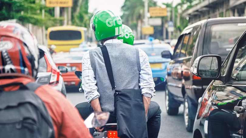 Nhiều người đã dùng ứng dụng Grab để đặt dịch vụ xe máy, ô tô.