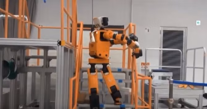 Mẫu robot cứu hộ phản ứng khẩn cấp E2-DR với lớp áo màu cam đặc trưng