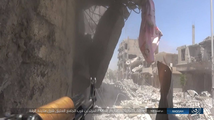 IS tung 7 xe bom tự sát đánh chặn người Kurd tại tử địa Raqqa (video) ảnh 2